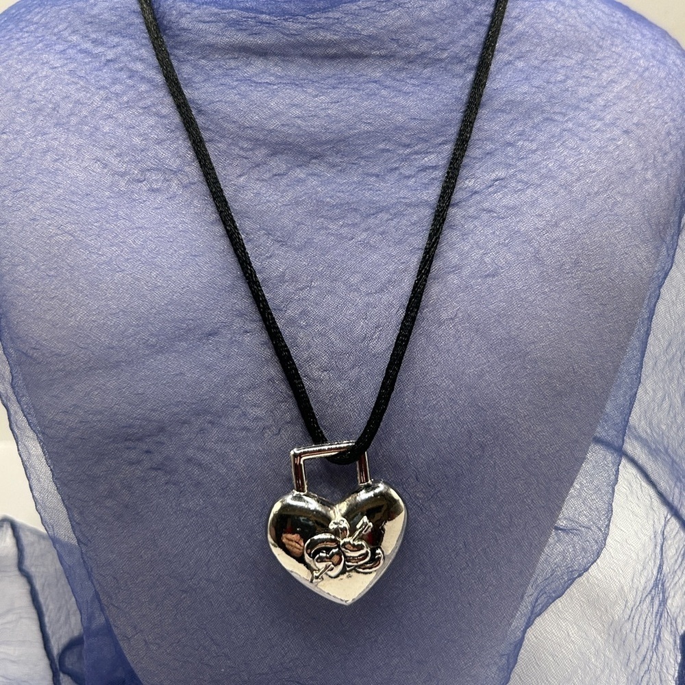 Vintage Silver Heart Lock Pendant Necklace - Picture 3 of 10